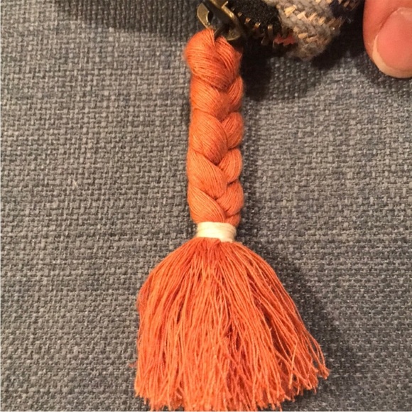 Universal Thread Clamshell Clutch- NWOT - Picture 3 of 8